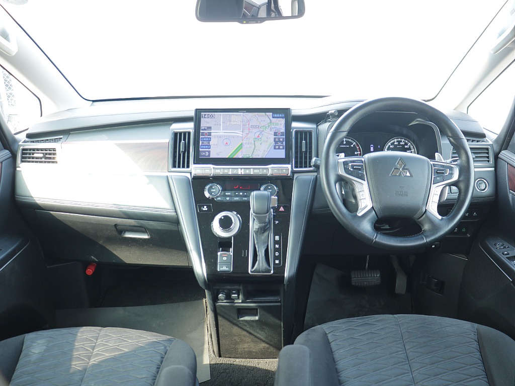 運転席周りのお写真です♪ステアリングスイッチやスイッチ関係など便利なものが充実しております！