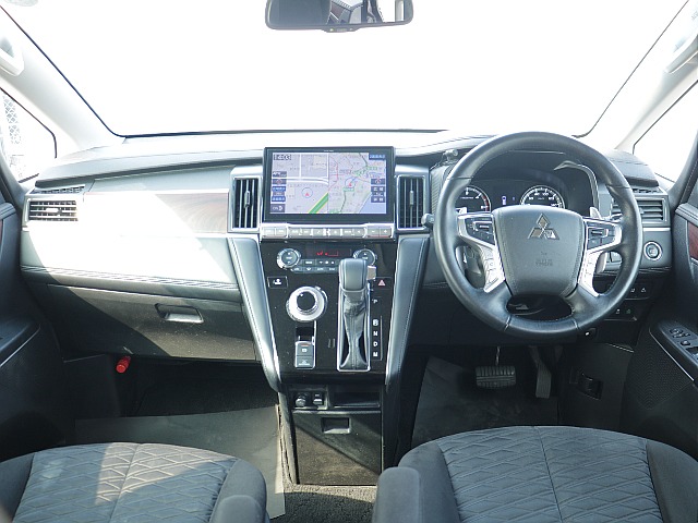 運転席周りのお写真です♪ステアリングスイッチやスイッチ関係など便利なものが充実しております！