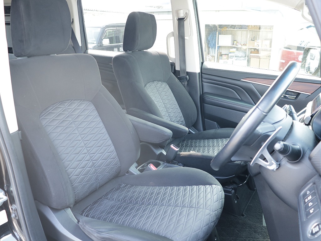 運転席助手席のシートは高級感があるものになっております♪コンディションもグッド！！