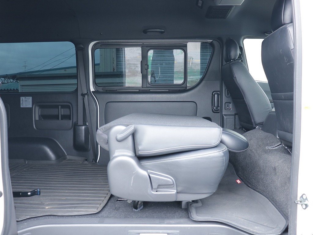 セカンドシートを折りたためば、このようにフラットな空間も作れてベットの使用空間が広がります♪