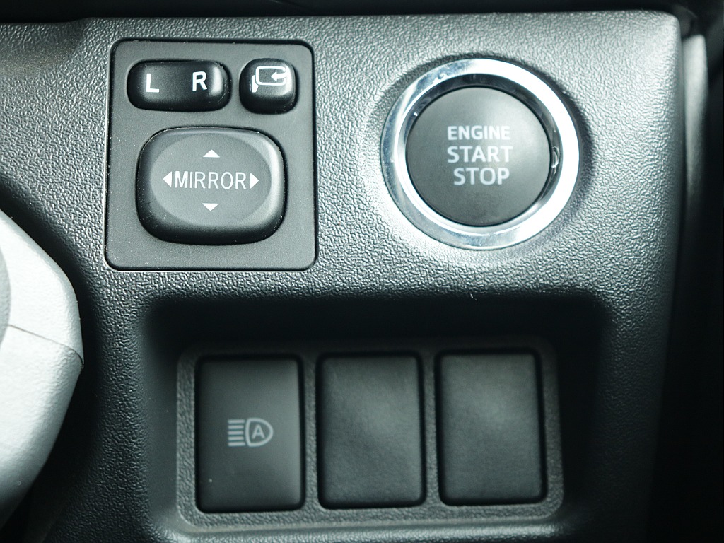 プッシュスタートなど運転する際に役立つ装備が充実しております♪