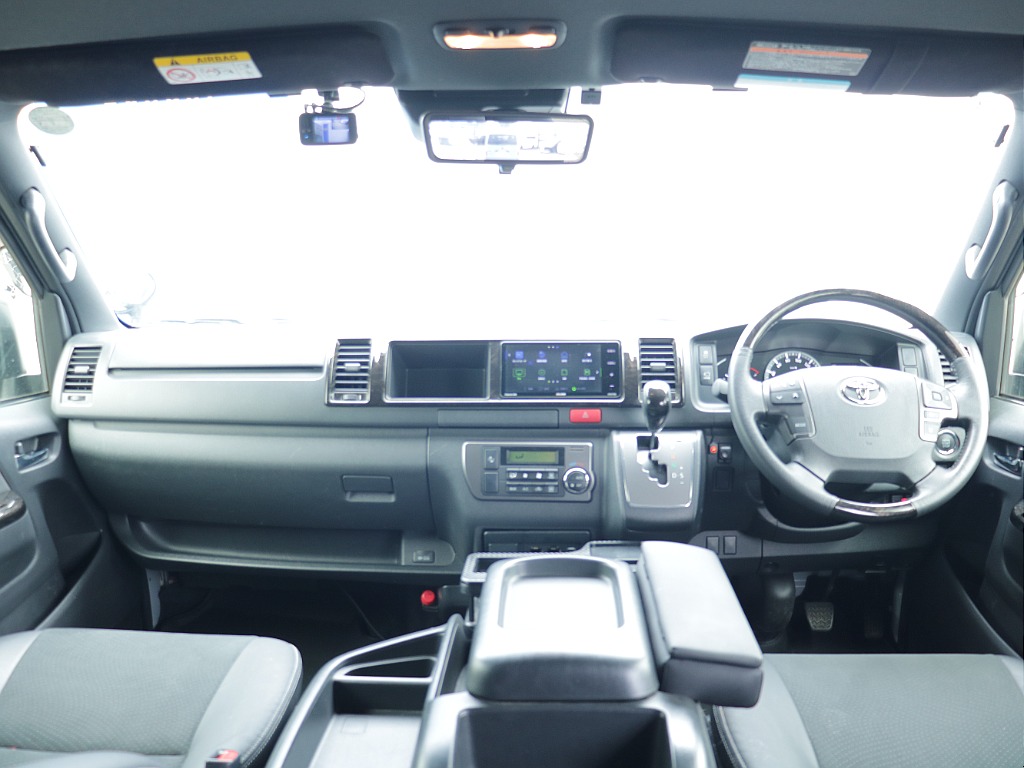 運転席周りはワイドならではの広々空間で快適性もバッチリ♪