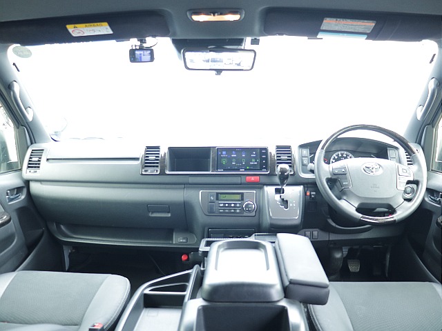 運転席周りはワイドならではの広々空間で快適性もバッチリ♪