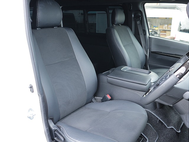 シートはダークプライムⅡ専用のハーフレザーシートになっており高級感も座り心地もアップしております♪