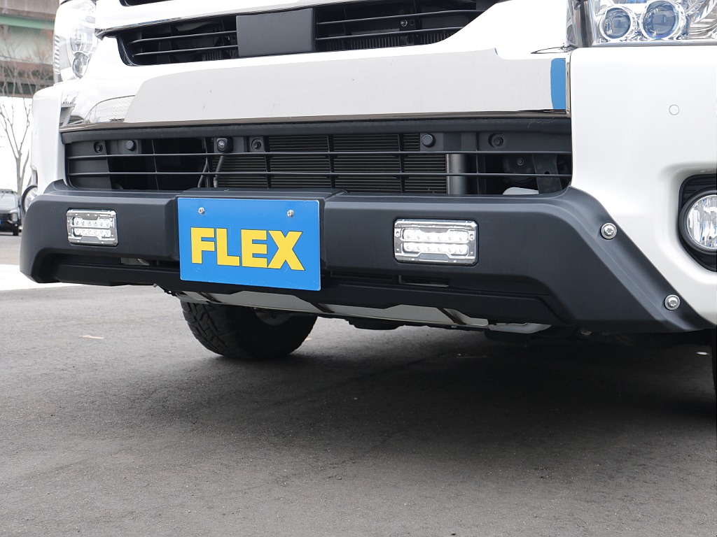 デイライト付きフロントスポイラー付きでエンジン始動と同時にかっこよく点灯します♪