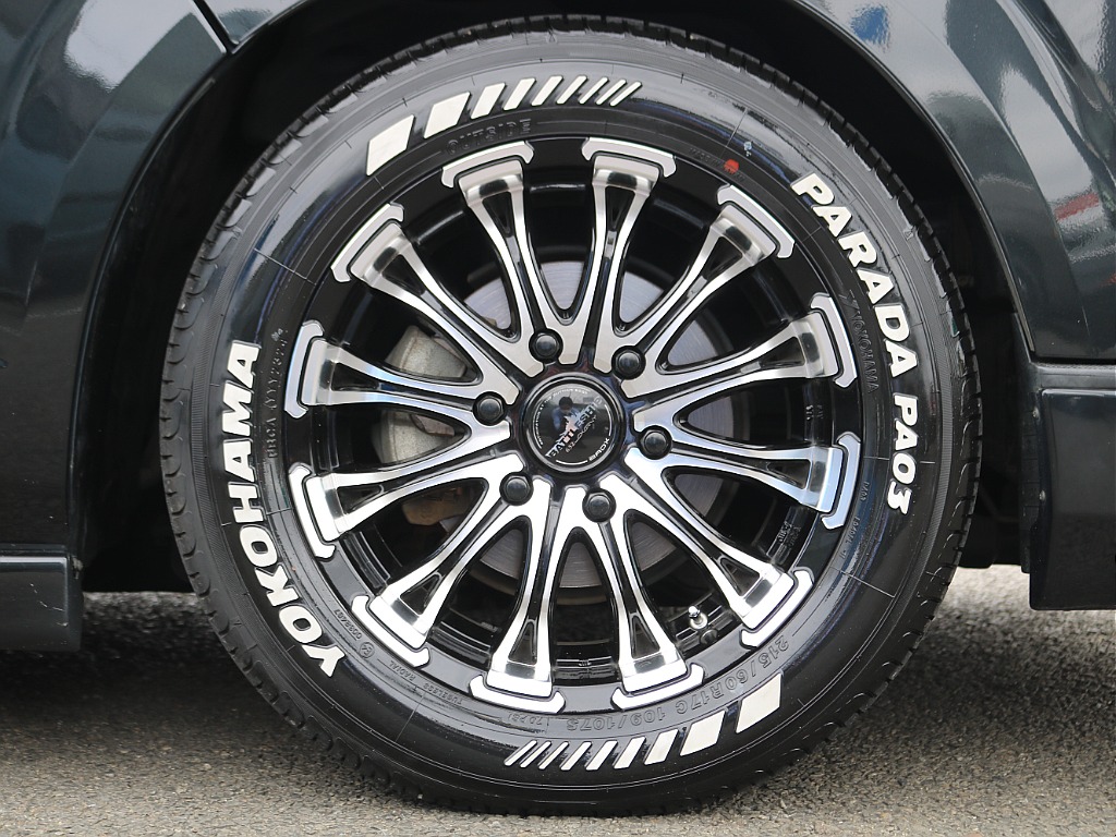 ホイールにはロクサーニバトルシップ17インチAWにYOKOHAMA PARADAタイヤを装着済み♪