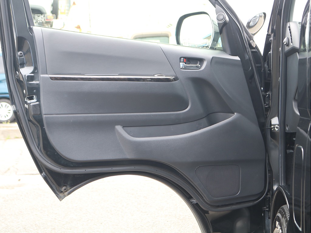 ＦＬＥＸグループは「すべての人に愛車を」をコンセプトに車種別に全国展開中！愛車と一緒に、ライフスタイルを充実させてもらいたいという思いで、ランクル仙台泉店では皆様のご要望になんでもお応えします♪