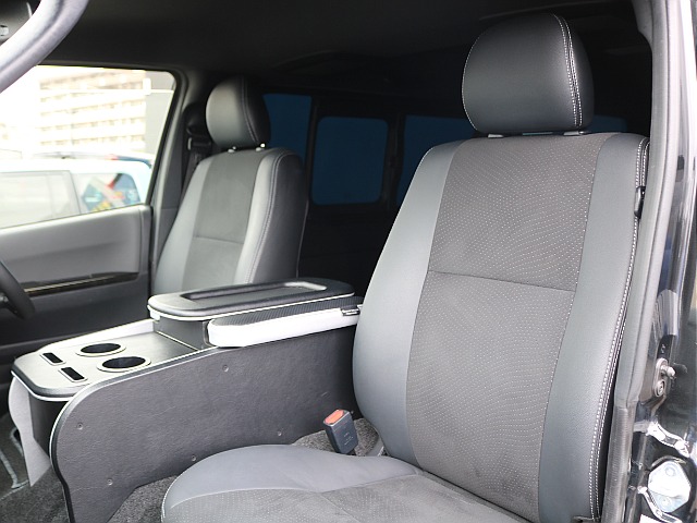 クラフトプラスのセンターコンソールが装着済み♪見た目、使い勝手の備わった万能アイテム♪