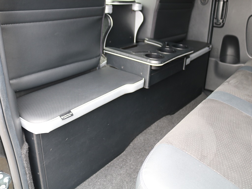 2列目にはクラフトプラスのセカンドキャビネット・オットマンを装着済み♪2列目でも快適な空間♪