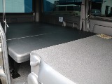 荷室にはベッドキットを装着済み♪車中泊や休憩等していただけます♪