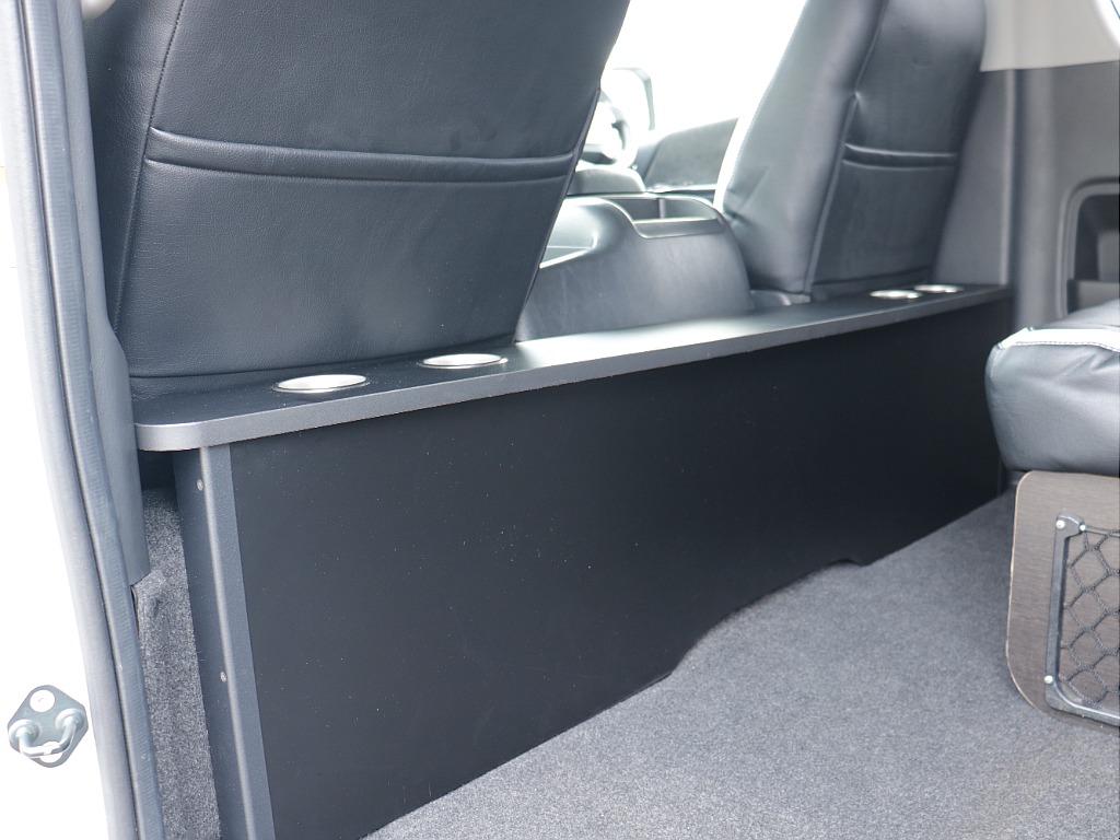 嬉しいドリンクホルダー付き棚付き♪