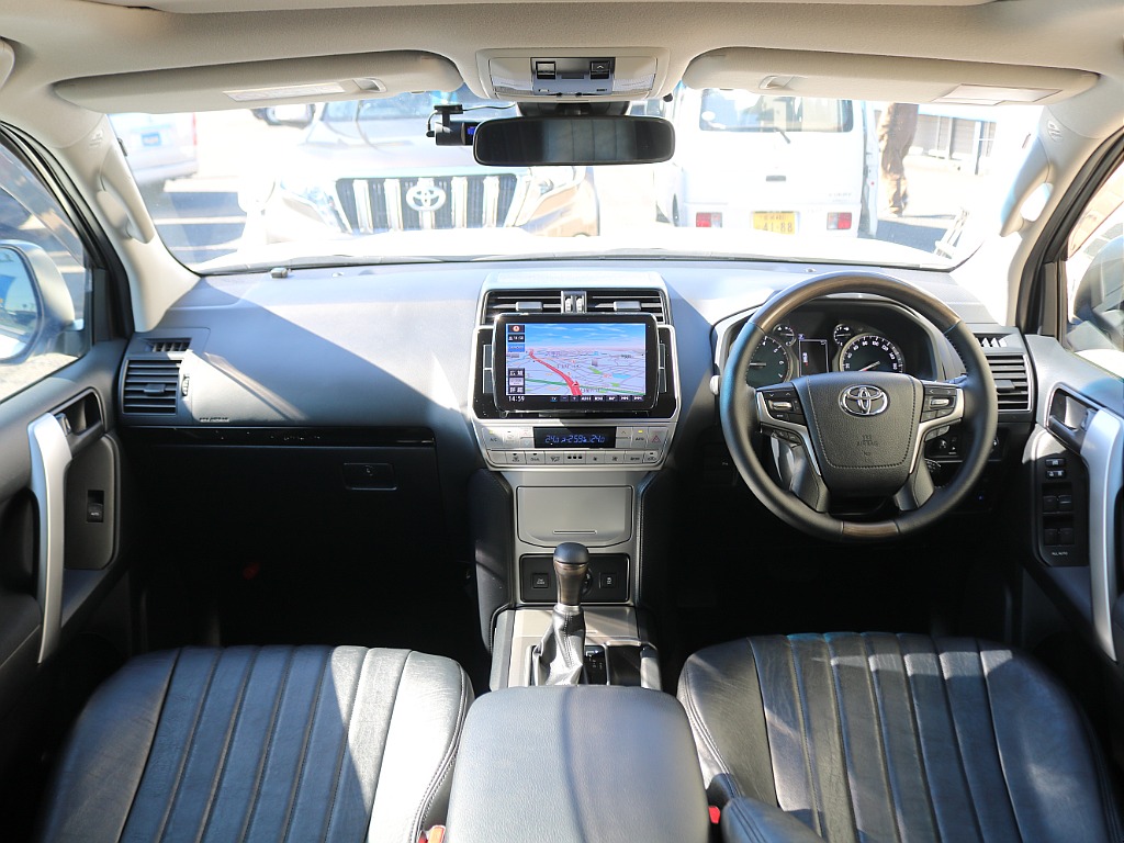 ＦＬＥＸグループは「すべての人に愛車を」をコンセプトに車種別に全国展開中！愛車と一緒に、ライフスタイルを充実させてもらいたいという思いで、ランクル仙台泉店では皆様のご要望になんでもお応えします♪