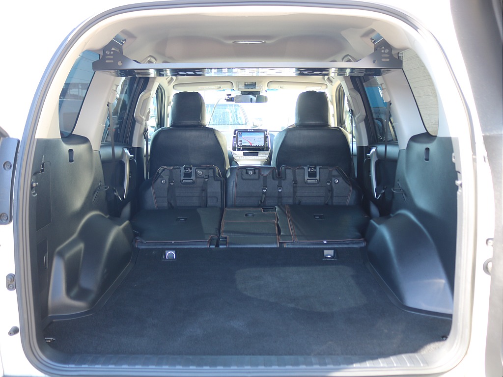 セカンドシートを倒す事でより広く使えます♪