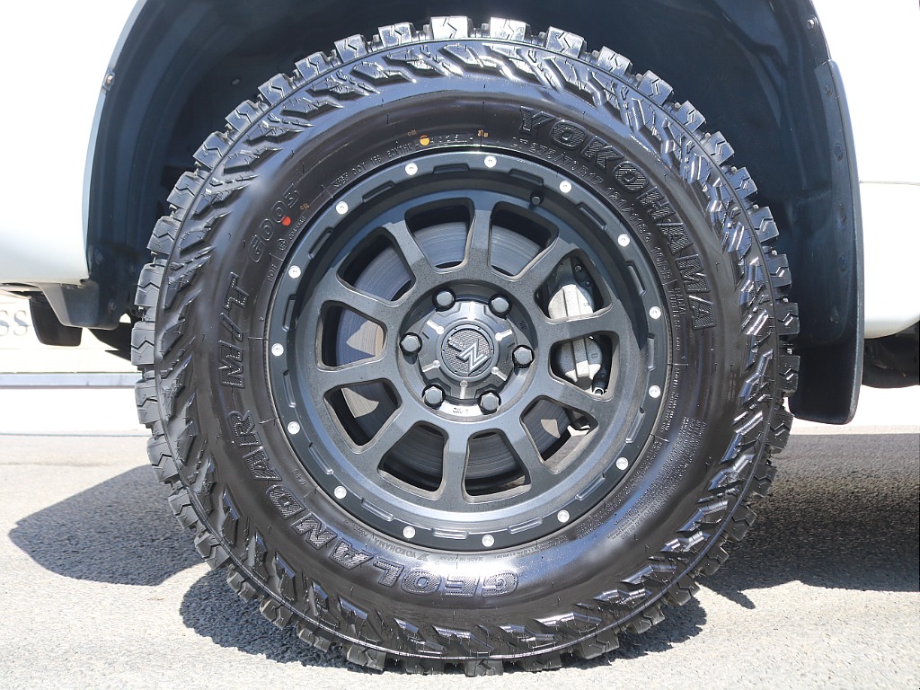 足元はナイトロパワーM10 17インチAWにYOKOHAMAジオランダータイヤを装着済み♪無骨なデザインが存在感を出しています♪