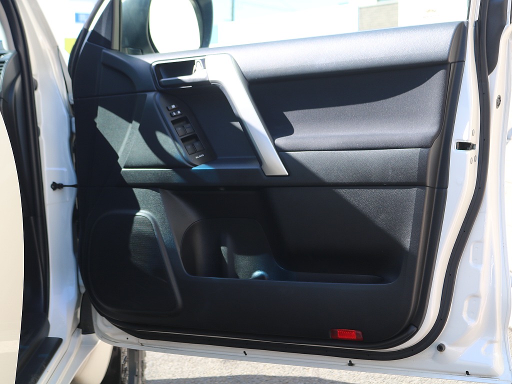 ＦＬＥＸグループは「すべての人に愛車を」をコンセプトに車種別に全国展開中！愛車と一緒に、ライフスタイルを充実させてもらいたいという思いで、ランクル仙台泉店では皆様のご要望になんでもお応えします♪