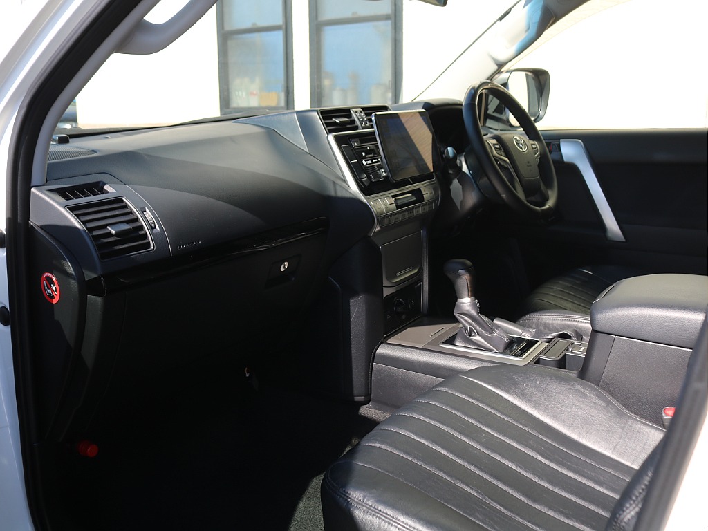 ＦＬＥＸグループは「すべての人に愛車を」をコンセプトに車種別に全国展開中！愛車と一緒に、ライフスタイルを充実させてもらいたいという思いで、ランクル仙台泉店では皆様のご要望になんでもお応えします♪