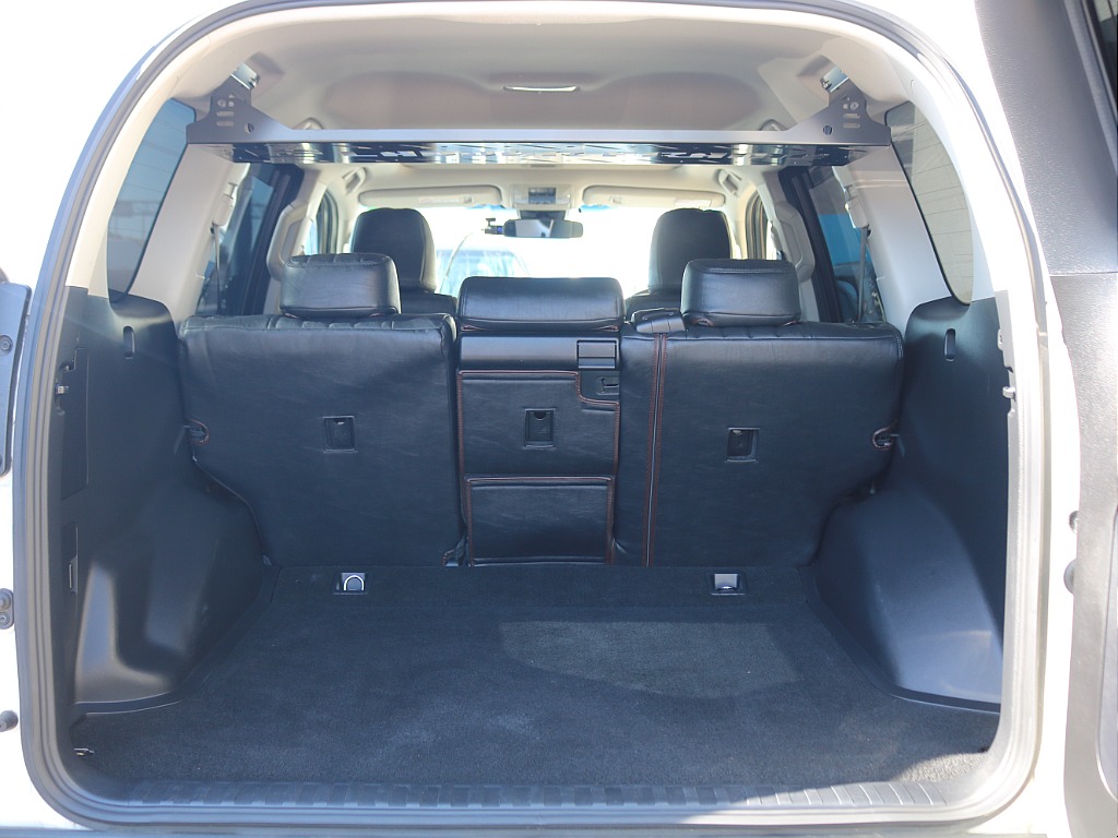 ラゲージルームは広々しています！ご家族でキャンプ、友人とスノーボードやゴルフ、一人旅で車中泊、と考えるだけでワクワクしますね♪良い思い出をたくさん作りましょう！