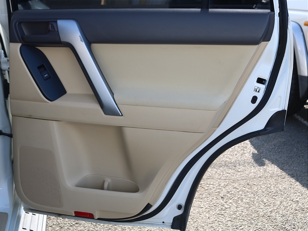 ＦＬＥＸグループは「すべての人に愛車を」をコンセプトに車種別に全国展開中！愛車と一緒に、ライフスタイルを充実させてもらいたいという思いで、ランクル仙台泉店では皆様のご要望になんでもお応えします♪