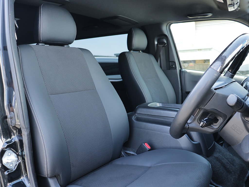 ダークプライムⅡ専用のハーフレザーシート付きでコンディションもグッドです！