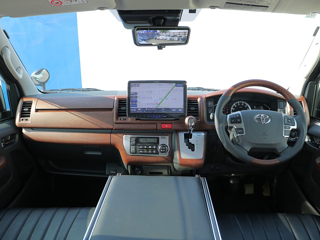 運転席周りに茶木目インテリアセットを使用することでおしゃれな仕上がりになっております！！