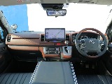 運転席周りに茶木目インテリアセットを使用することでおしゃれな仕上がりになっております！！
