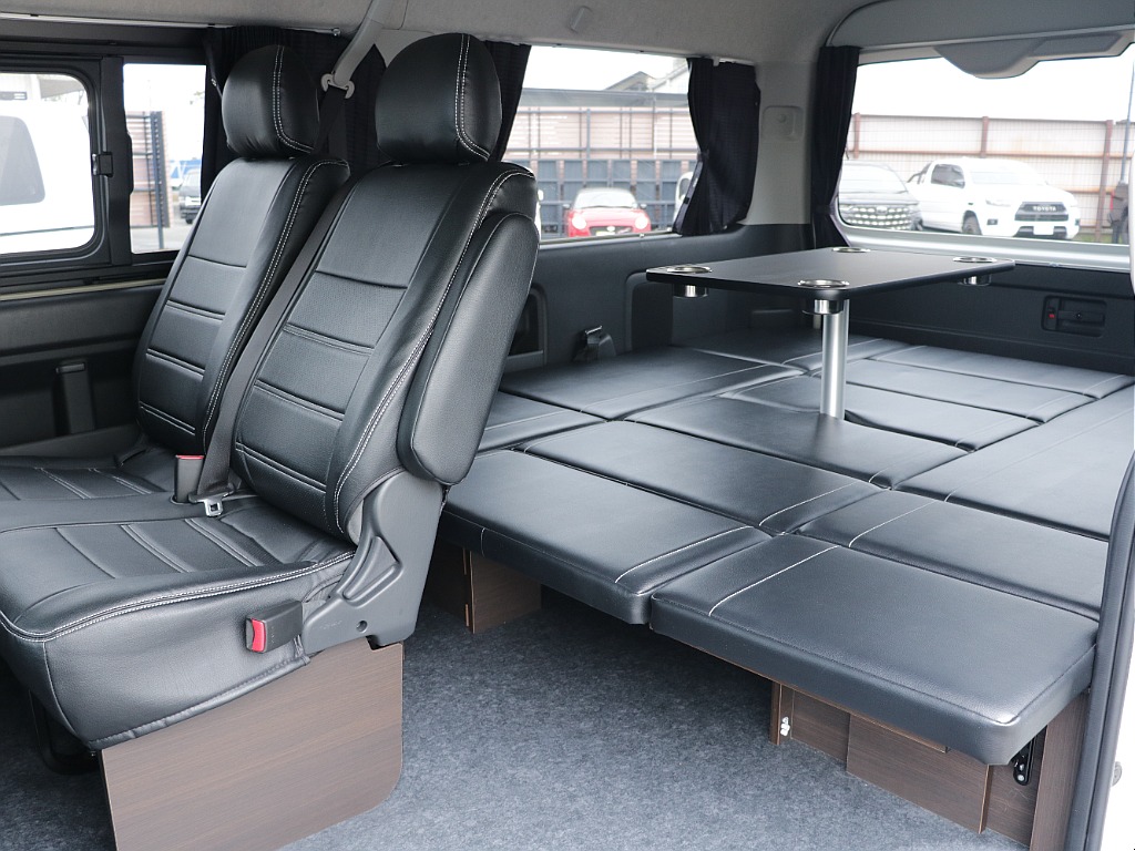 2列目もシートカバー付きで床張りも施工済みですのでお手入れもしやすく汚れや劣化の緩和にもなります！