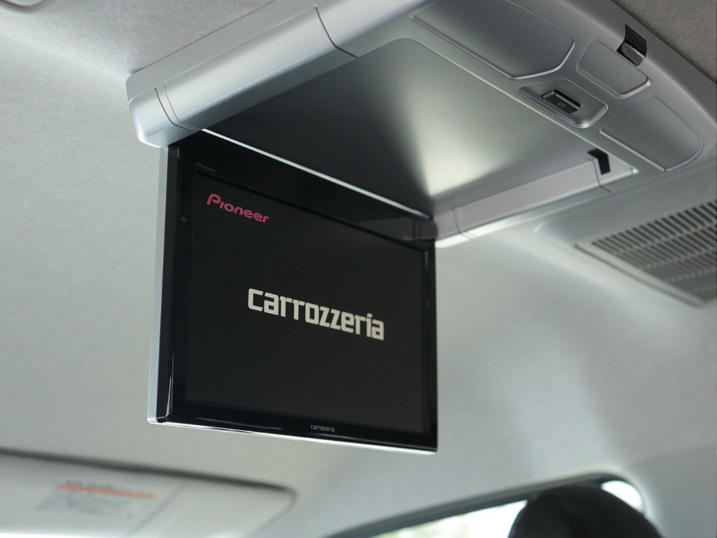 カロッツェリア　フリップダウンモニターも装着済み！後部座席の快適性もバッチリ♪