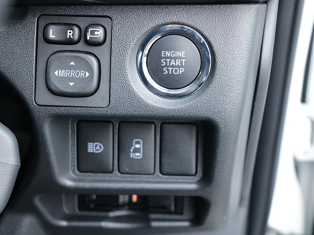 プッシュスタートなど運転する際に役立つ装備も充実しています♪