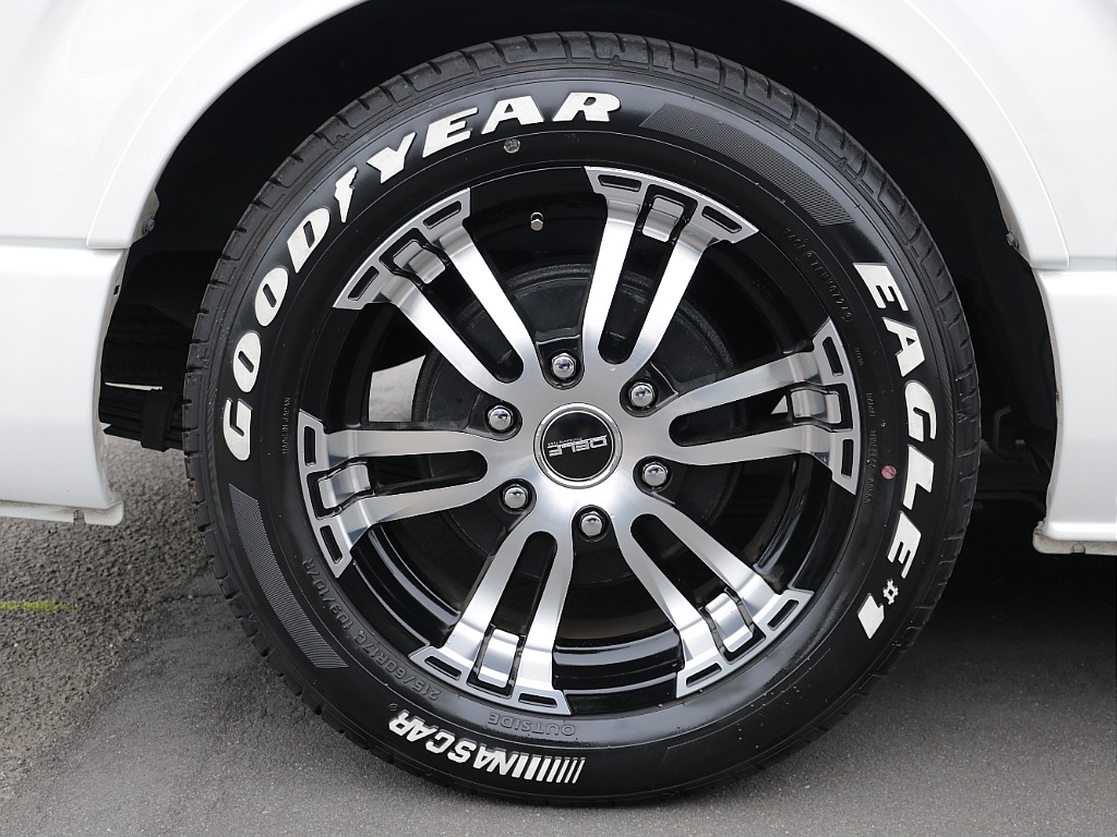 デルフ　02　17インチAW＆グッドイヤーナスカータイヤ装着済み！