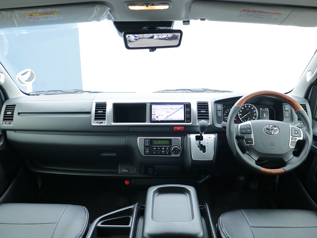ワイドならではの広々とした運転席になっておりドライブの際も快適性バッチリです！