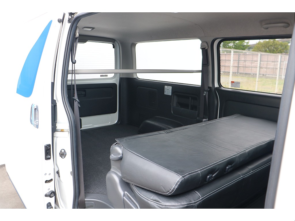 セカンドシートを折りたためば、この様にフラットな空間が展開可能です！ベットや荷物を積めます！