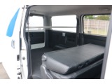 セカンドシートを折りたためば、この様にフラットな空間が展開可能です！ベットや荷物を積めます！