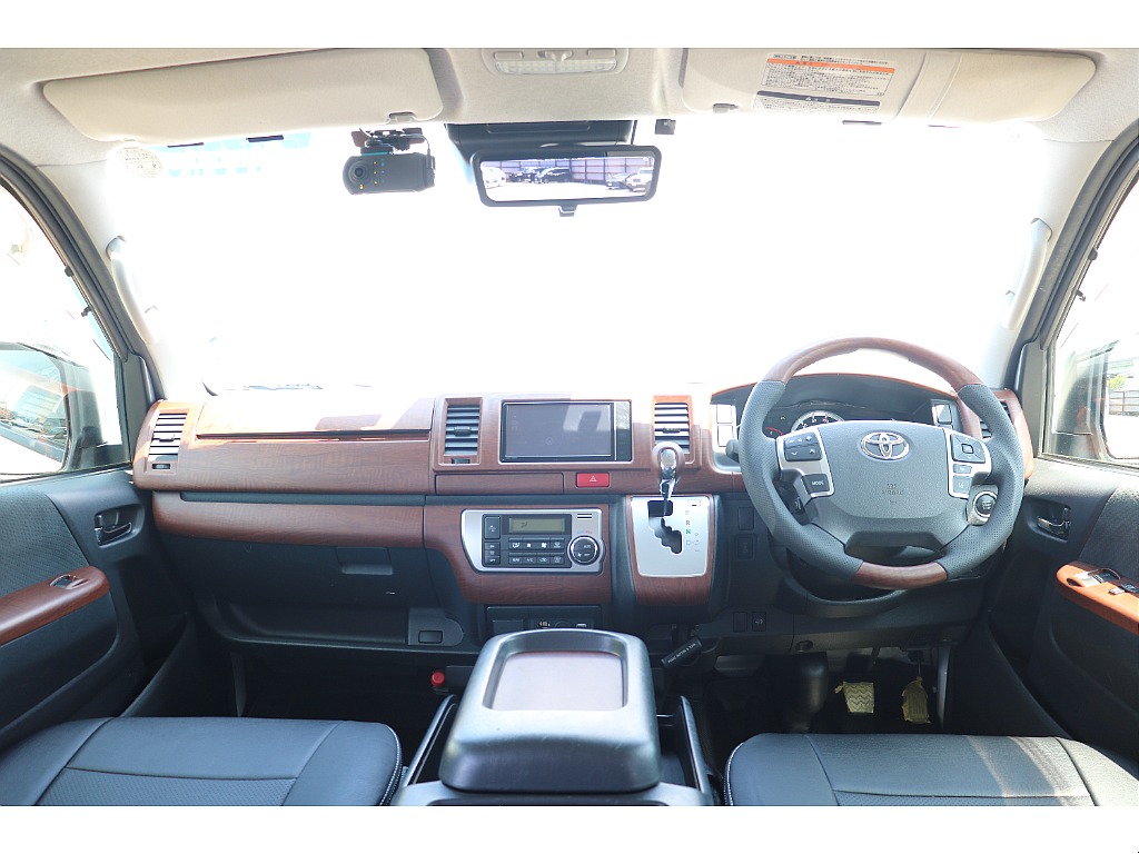 運転席回りも当社オリジナルインテリアの木目調デザインとなっております！高級感がカッコ良いです！
