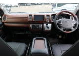 運転席回りも当社オリジナルインテリアの木目調デザインとなっております！高級感がカッコ良いです！