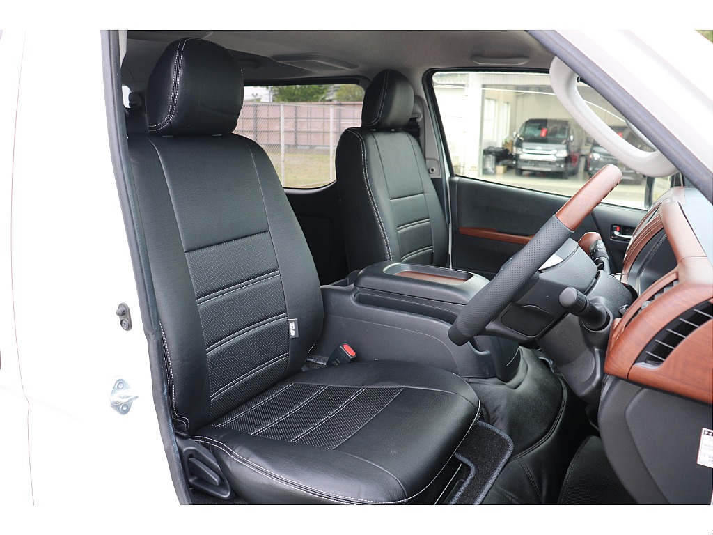 FLEXオリジナルシートカバーも付いて居ますので運転席回りの雰囲気がとてもカッコ良いです！！