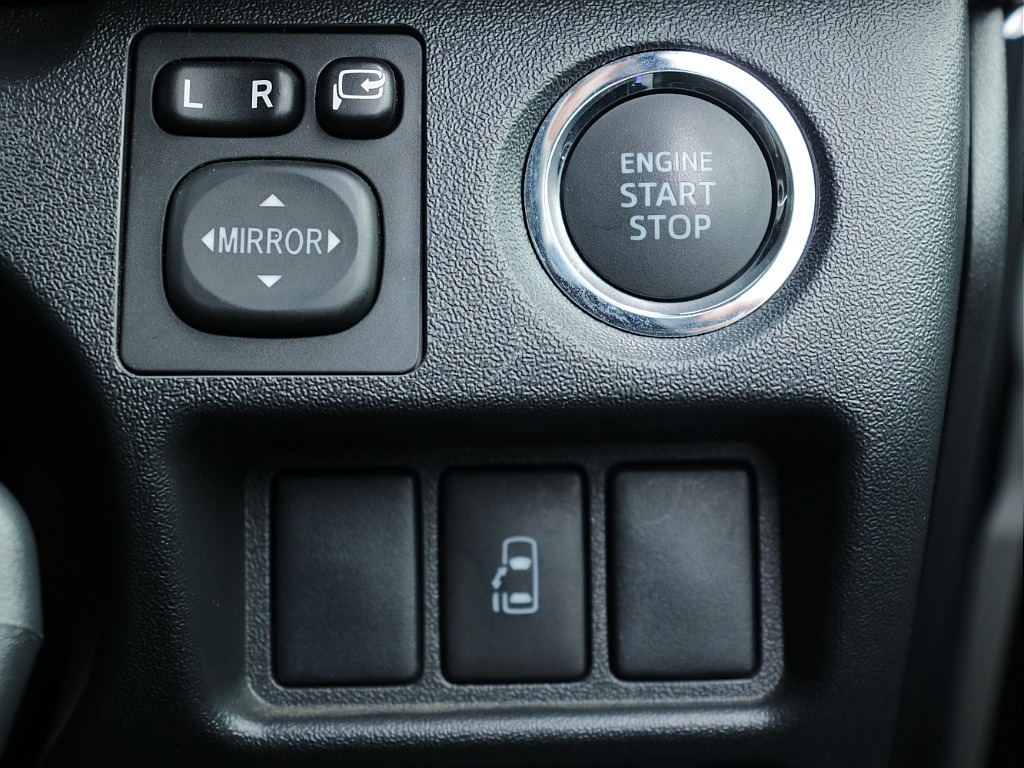 プッシュスタートなど運転で役立つ装備が充実しております♪