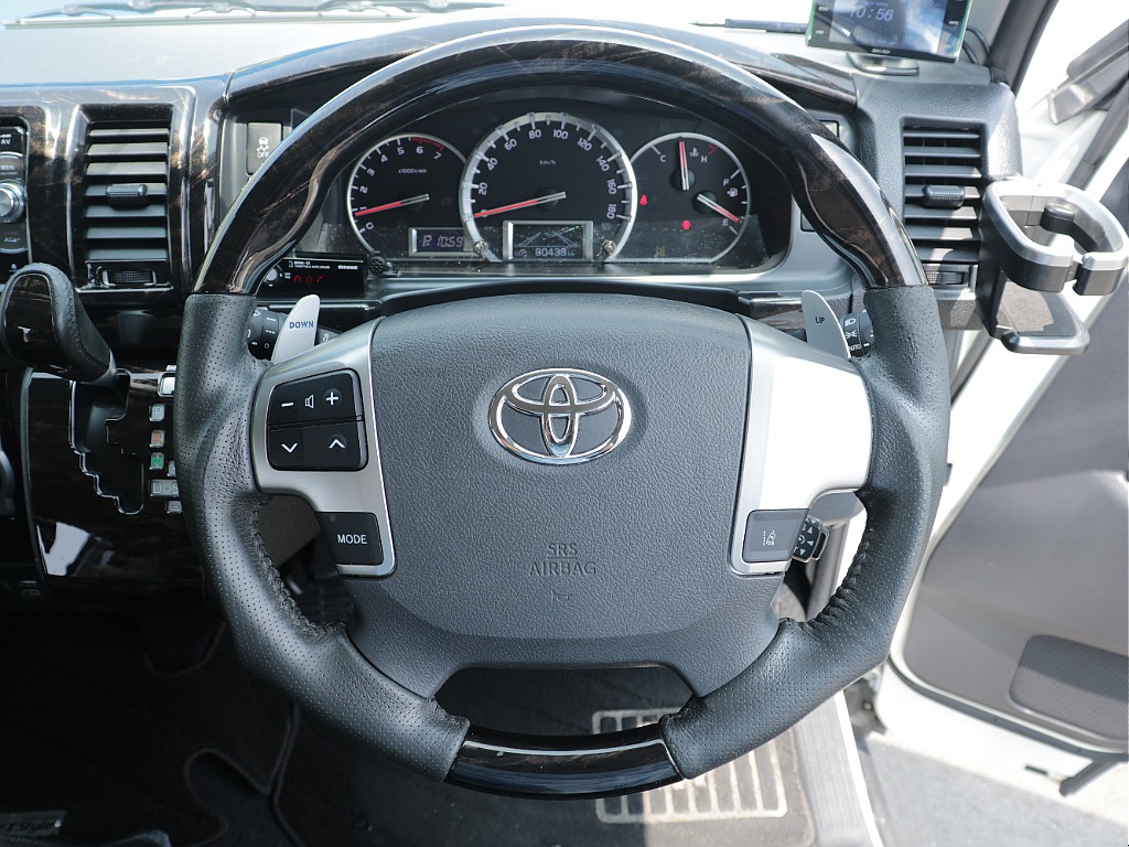 ステアリングも変わりカッコ良い運転席回りになっています！
