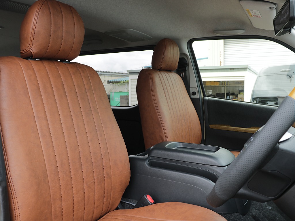 運転席周りは黄木目調で統一！ 運転の際の快適性や安心性もばっちりな車両になっております！！