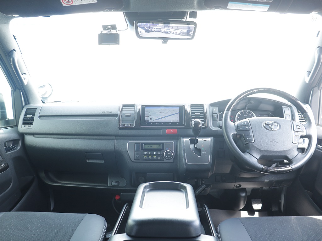 運転席回りはダークプライムⅡ仕様に！ 黒木目マホガニー調がカッコ良いです！