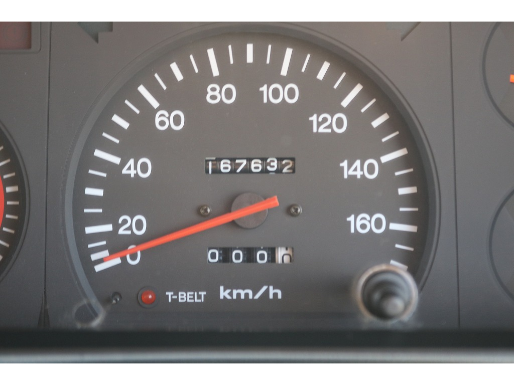 30年前の車で距離が168,000ｋｍと低走行！毎年の走行距離の平均は5,600kmと大事に乗られていることが分かりますね♪タイミングベルトは99,041kmで交換済です！