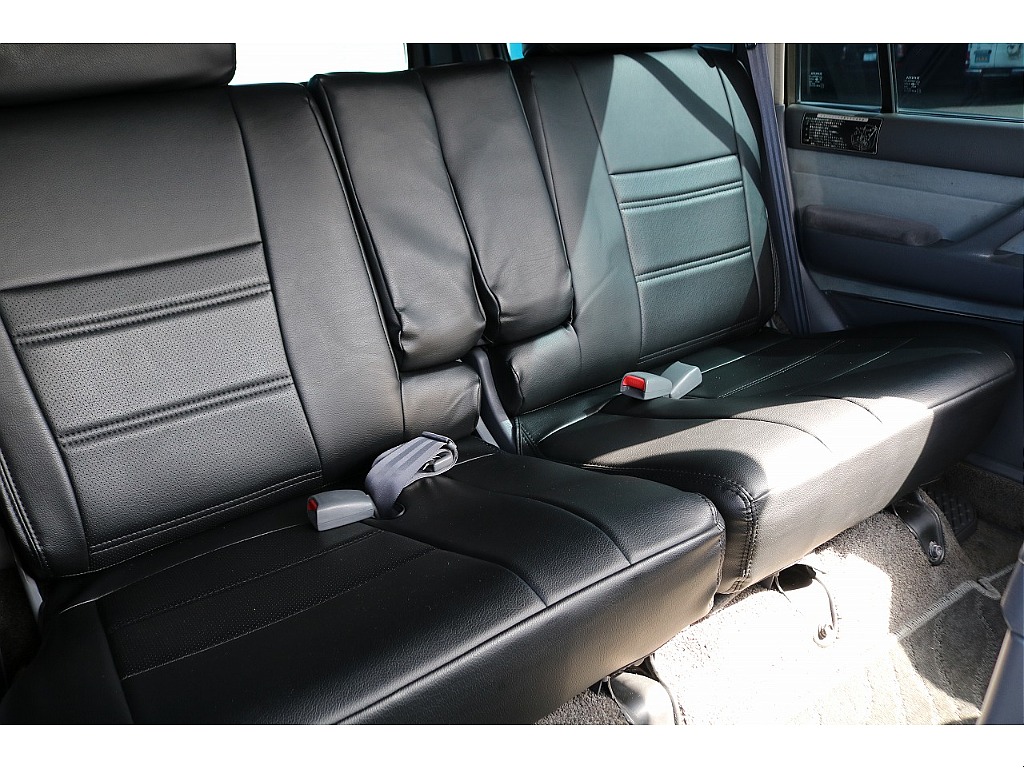 ゆったりと座れる後部座席もブラックカラーのシートカバーが装着済みです♪座面を跳ね上げることで荷室容量の拡大が出来ます！奥行きがあるので長い荷物を積むことが可能です！車中泊が出来るのも魅力です♪