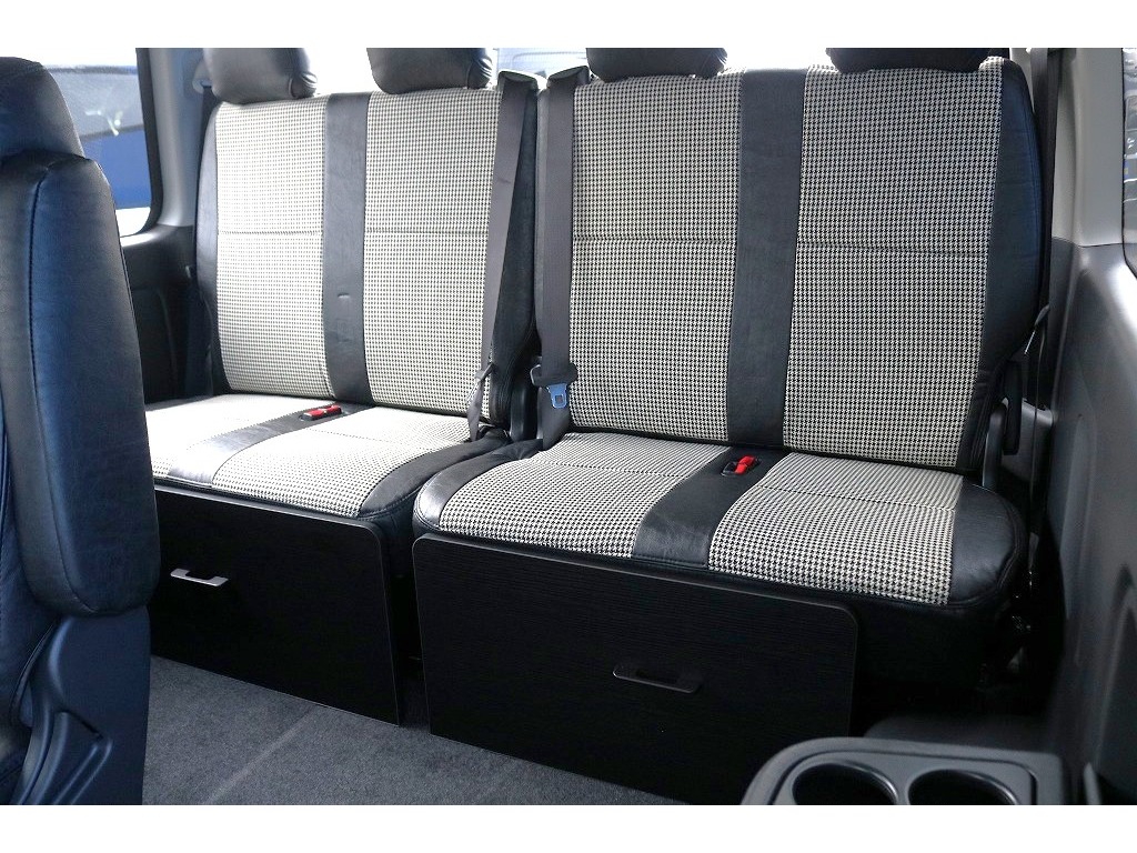FLEXオリジナルの千鳥柄シートカバーが全席に装着されており、車内の雰囲気も良い感じになっております♪