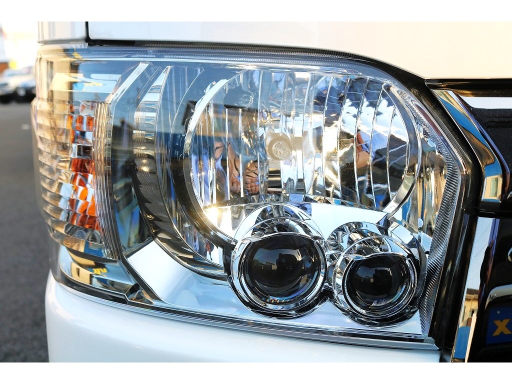 省電力の2連プロジェクター式LEDヘッドランプ！オートレベリング機能により車両姿勢の変化に応じて照射軸を一定に保ち、先行車や対向車への眩惑防止にも配慮されています♪