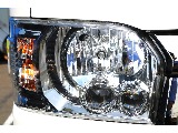 省電力の2連プロジェクター式LEDヘッドランプ！オートレベリング機能により車両姿勢の変化に応じて照射軸を一定に保ち、先行車や対向車への眩惑防止にも配慮されています♪