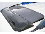 サンルーフも付いてます！太陽光、新鮮な空気を取り入れ車内はとても快適に！晴れた日のロングドライブには欠かせない人気装備です！チルトアップ、スライド開閉と２段階の操作が可能です！