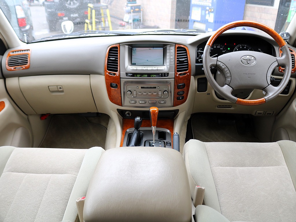 ベージュを基調とした車内！高級感ある内装です♪国産SUVフルサイズならではの居住性により、足を伸ばしてゆったり過ごせますよ♪窮屈間がないSUVに是非乗って見てください！！