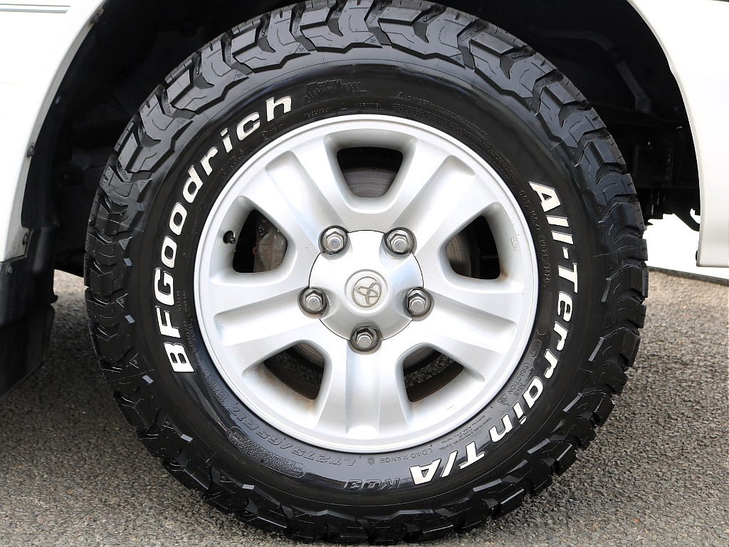 純正アルミホイールにBFグットリッチ275/65R17サイズのATタイヤ（KO3）を装着！四駆用の丈夫なタイヤで耐久性には信頼があります♪