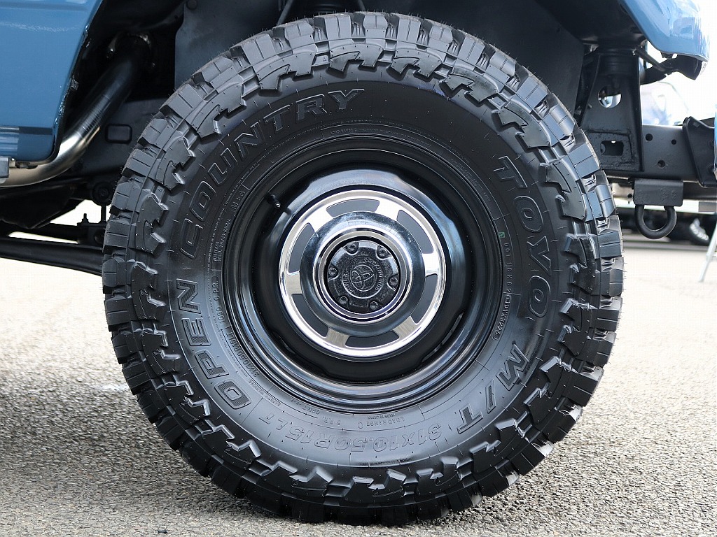 タイヤは輸出用15インチスチールホイールにTOYOのオープンカントリー31×10.5MTタイヤを装着済みです♪