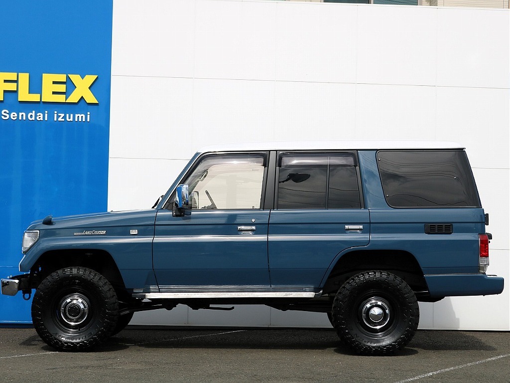ボディーカラーはアルルブルーとホワイトのツートンカラーでオールペイント！車高も2インチリフトアップしておりますので周りからの視線を集める車両です♪