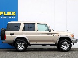 ランドクルーザーはボディーが大きいし運転が難しそう…と思っている方も少なくないと思いますが、実際は目線も高く遠くまで見渡す事ができるので、思っていたより運転しやすい！という声もよく聞くぐらいです！